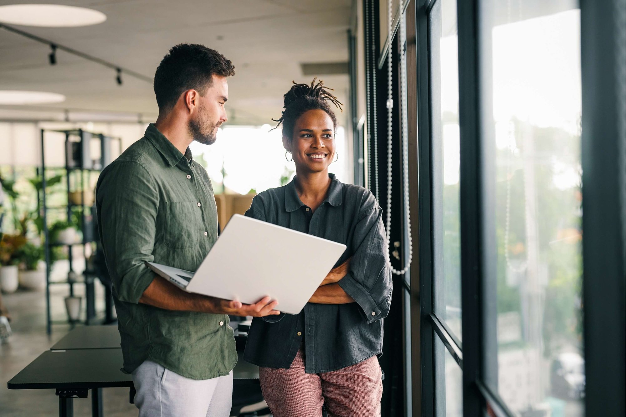 pair-of-employees-discussing-work-standing